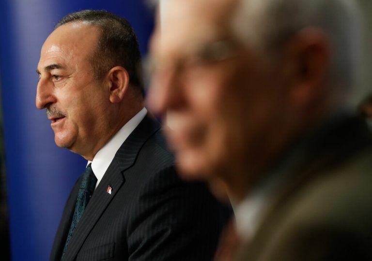 Außenminister Cavusoglu (l.) beriet sich mit dem Außenbeauftragten Borrell. AFP