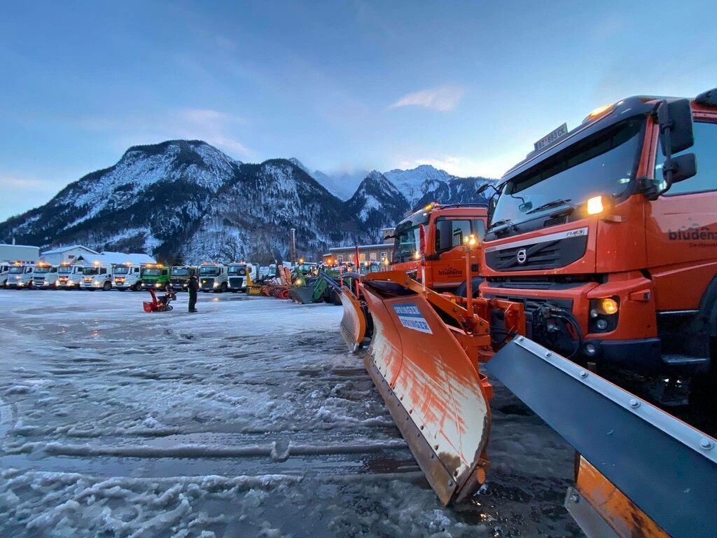 Mit vereinten Kräften gegen die Schneemassen