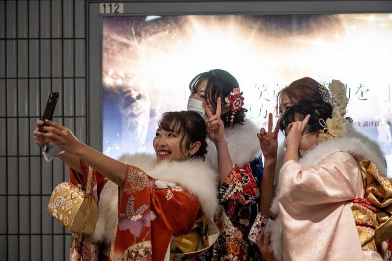 Corona hat in Japan den Feiertag anlässlich der Volljährigkeit überschattet. Die traditionellen Zeremonien fanden in kleinen Gruppen statt. AFP