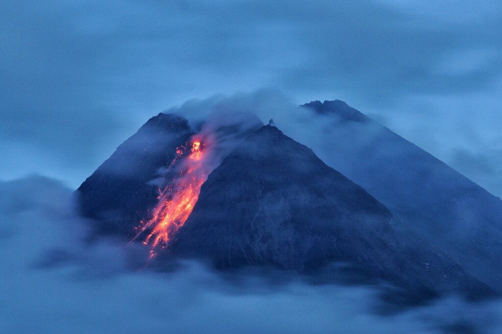 Vulkan Merapi spuckt glühende Asche