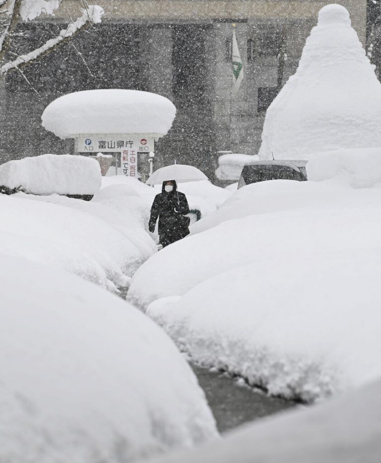 Die Behörden in Tokio warnten vor weiteren Schneefällen. ap