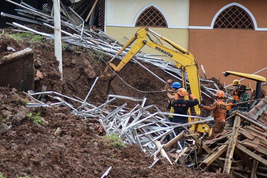 Elf Tote bei Erdrutsch in Indonesien