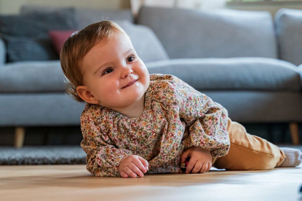 Das kleine Mädchen, das schon im Mutterleib operiert wurde, entwickelt sich prächtig.