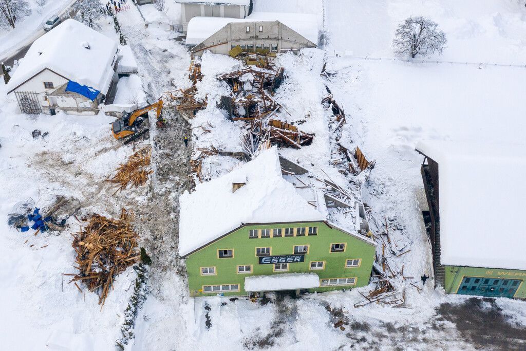 Schnee und Lawinen in Osttirol: Schneelast lässt Halle einstürzen