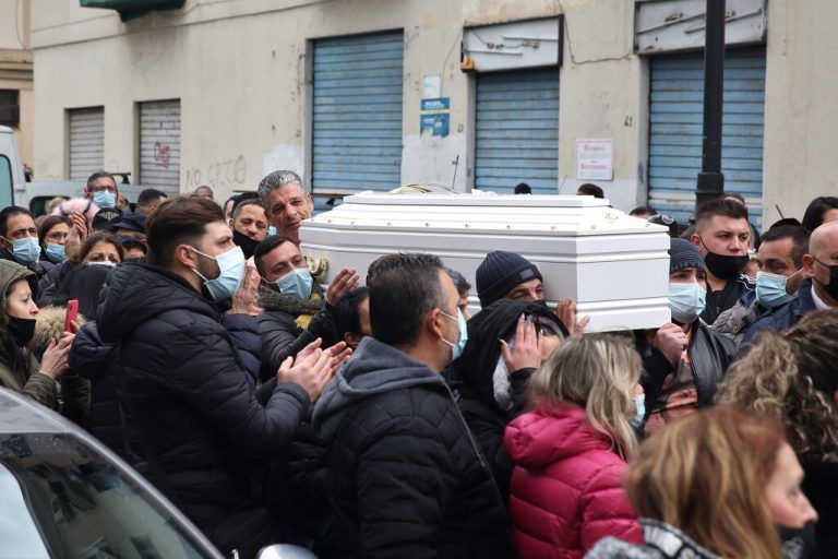 Dutzende Menschen begleiteten in Palermo den weißen Sarg zum Begräbnis. AP