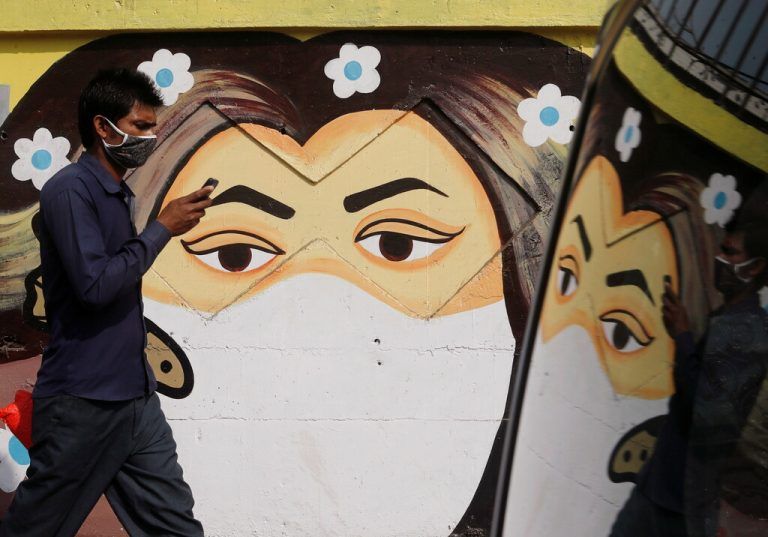 Ein Graffiti in der indischen Metropole Mumbai zeigt ein Mädchen mit Gesichtsmaske. reuters