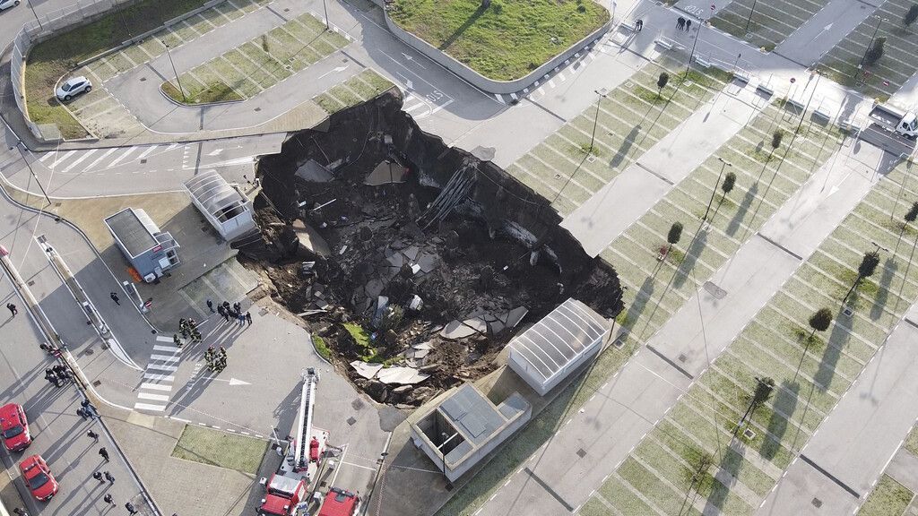 Krankenhausparkplatz  in Neapel eingestürzt