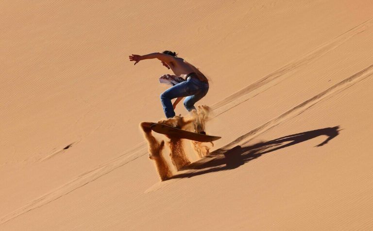 Ein Tourist fährt mit seinem Sandboard über die Dünen der Wüste Dubai in den Vereinigten Arabischen Emiraten. AFP