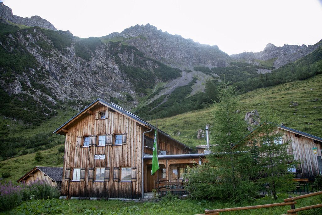 Gefrorene Leiche von englischem Skilehrer (36) in der Sarotlahütte gefunden. »A10