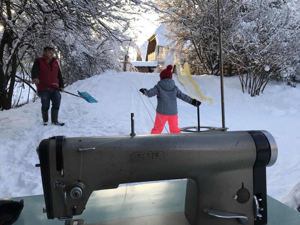 Altacher Familie baut sich Skilift mit einer Nähmaschine. »A5