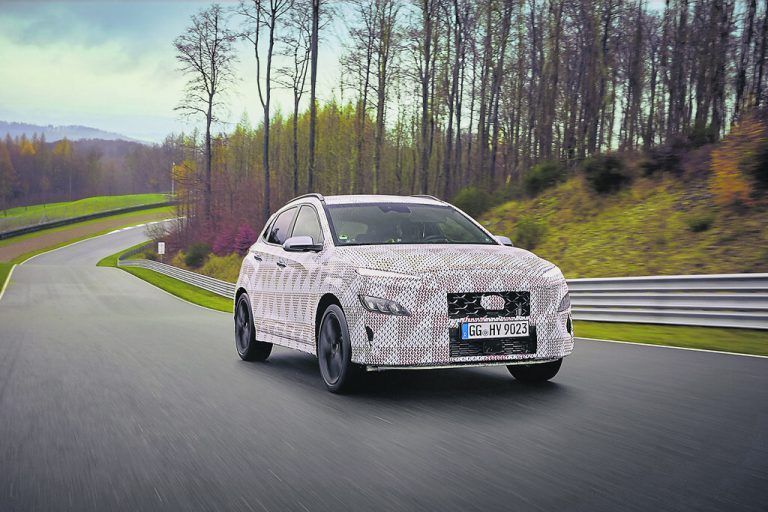 Hyundai legt eine Sportversion des kleinen Crossovers Kona auf. In der „N“-Variante verrichtet ein 2,0-Liter-Turbobenziner seinen Dienst, der serienmäßig mit einem nass laufendes Achtgang-Doppelkupplungsgetriebe kombiniert ist. Leistungsdaten nennen die Koreaner nicht, im kompakten i30 N kommt der gleiche Antrieb auf 206 kW/280 PS und 392 Nm Drehmoment.