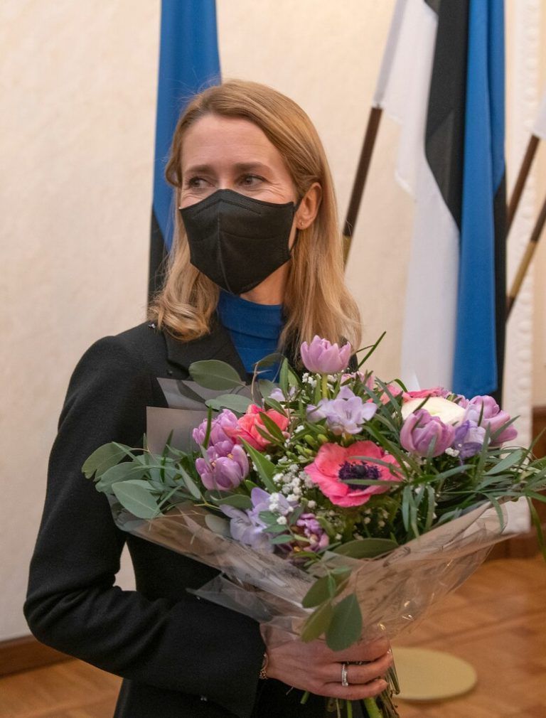Kallas und ihr Kabinett leisteten im Parlament in Tallinn den Amtseid. AFP