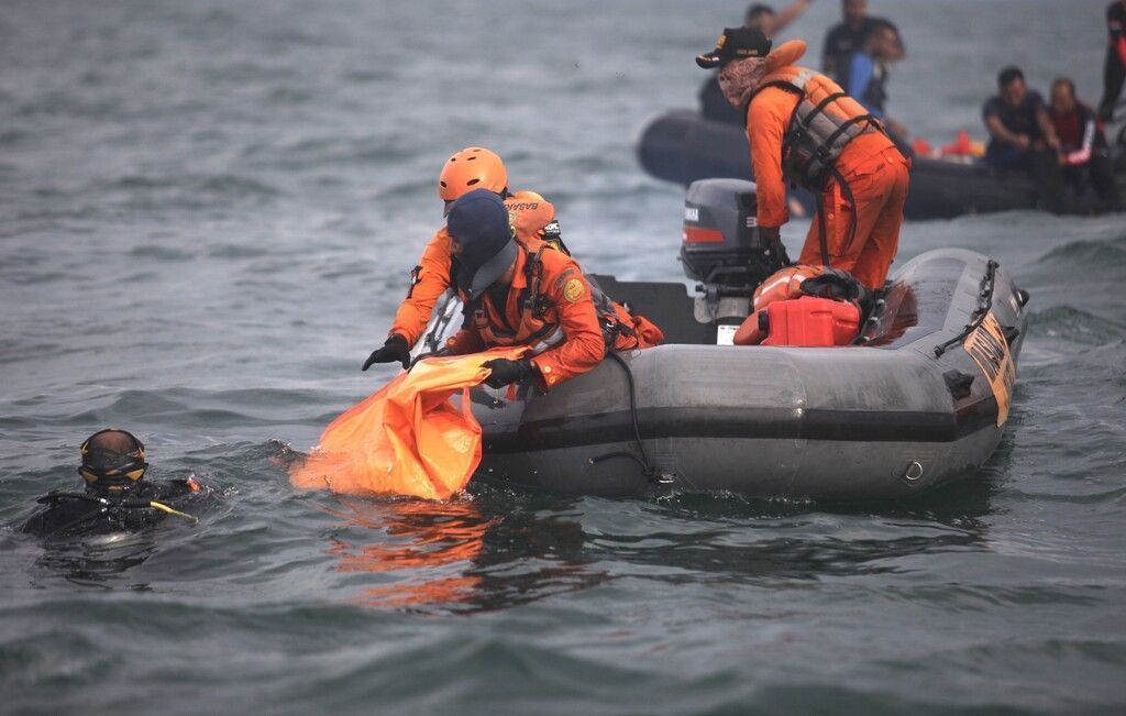 Erstes Opfer nach Flugzeugabsturz in Indonesien identifiziert