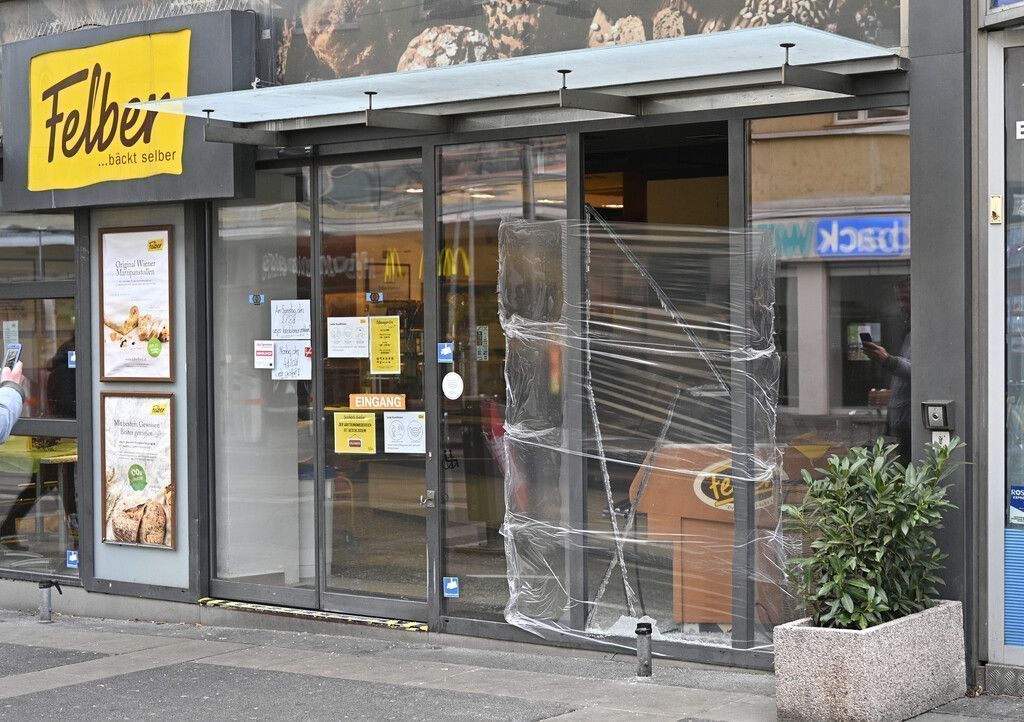 Mob beschießt Polizei mit Pyro