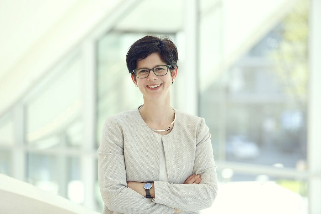 Stolz bin ich darauf, dass ich mich in meiner Familie in eine Folge von starken Frauen einreihen darf. Es macht mich stolz, für die Themen Gleichstellung der Geschlechter, Sichtbarkeit von Frauen und Solidarität eine öffentliche Position einzunehmen und vor allem auch, dass ich mit Kolleginnen im femail zusammenarbeiten darf, die kompetent und unermüdlich Frauen in Vorarlberg stärken. Ich fordere für die Zukunft, dass alle gesellschaftlichen Kräfte systemübergreifend dahingehend wirken, benachteiligende Geschlechterrollenstereotype aufzulösen. Lea Putz-Erath (40), GF Femail Vorarlberg