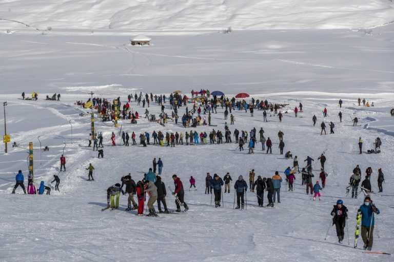 Touristen bevölkern die Hotels, Skipisten und Wanderwege der Himalaya-Region. AP