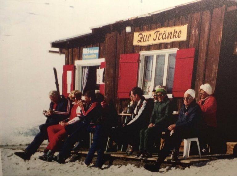 Vor fast 60 Jahren stärkten sich die Skigäste in Damüls bei der „Tränke“. Dort waren Sitzplätze knapp, sodass sich Kinder „im Vorbeifahren“ verpflegen mussten . . .