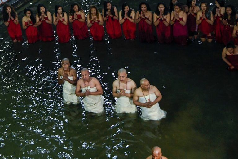 Während des Swasthani Brata Katha Festivals nehmen gläubige Hindus in Nepal am Stadtrand Kathmandus ein traditionelles Bad. AFP