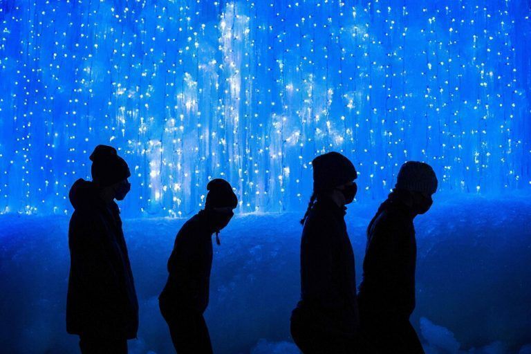 Wände und Tunnel aus Eis, funkelnde Lichter - Besucher bestaunen die Ice Castles (