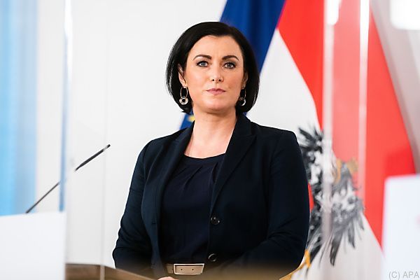 Ministerin Köstinger muss in Quarantäne