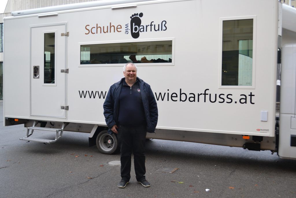 Tonnenschwerer Truck macht barfüßige Beine