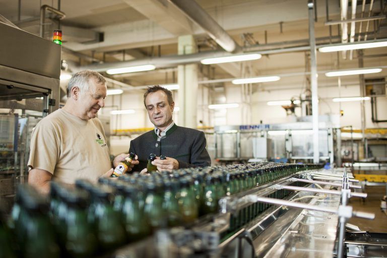 Die Abfüllanlage für Kunststoffgebinde wird bei der Mohrenbrauerei trotz technischer Innovationen in Zukunft nicht mehr gebraucht. FA