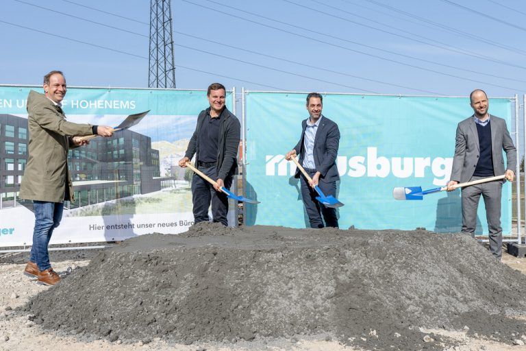 Bürgermeister Egger, Bauherr Guntram Meusburger, Thomas Meusburger, LR Tittler.FA