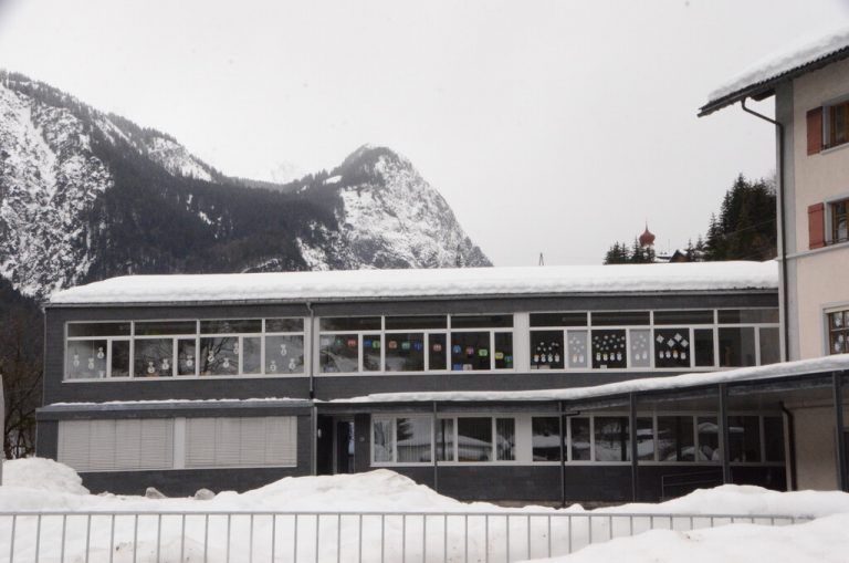 Das Volksschulgebäude wird „dicht“ gemacht.<span class="copyright">DOB</span>