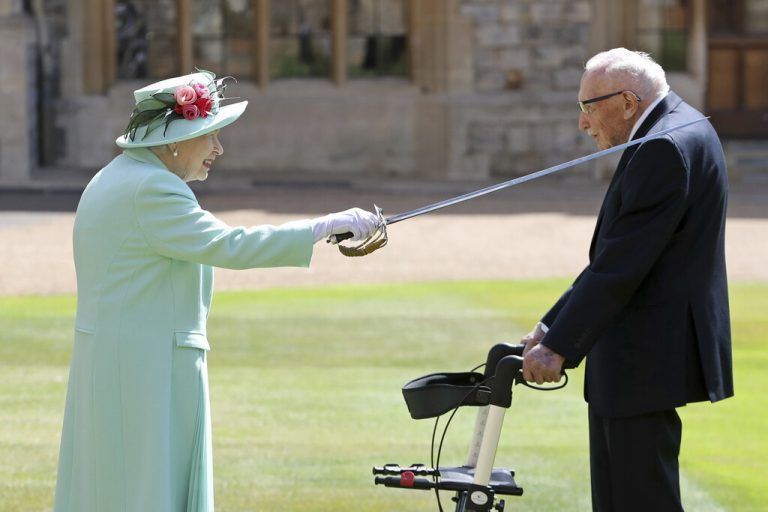 Der Höhepunkt für Captain Tom war der Ritterschlag der Queen. Die Königin möge sich hoffentlich mit dem Schwert nicht ungeschickt anstellen, witzelte er bei der Zeremonie. AP