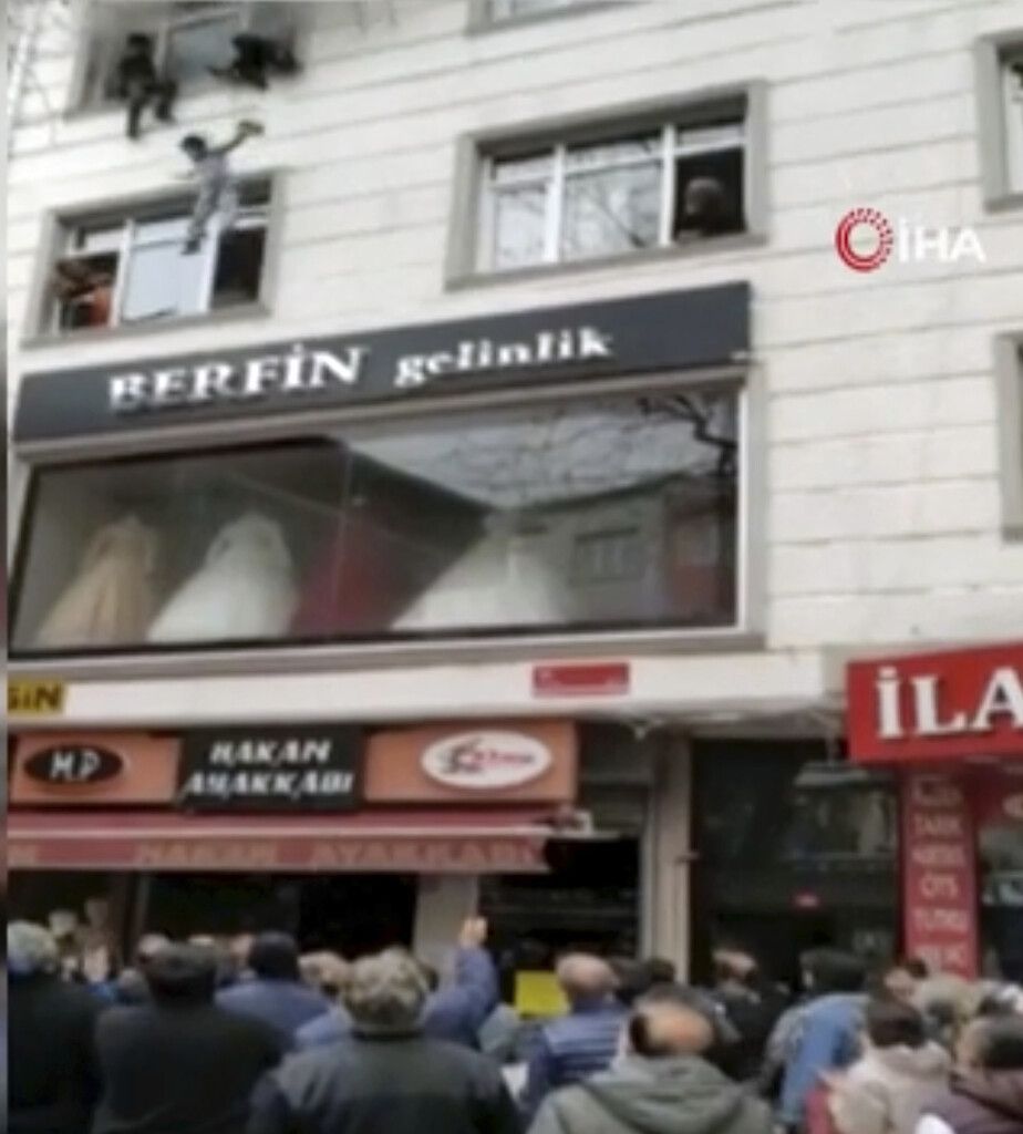 Mutter rettet Kinder mit Wurf aus drittem Stock vor Flammen