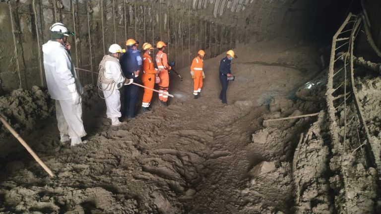 Die Rettungskräfte suchen nach Überlebenden. afp