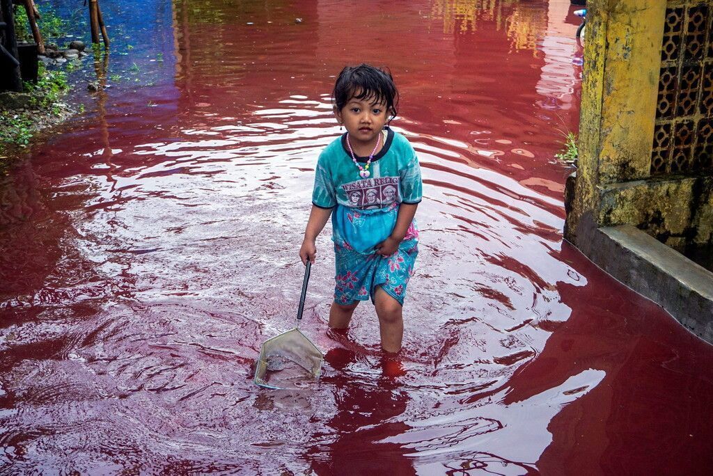 Blutrote Überschwemmungen in Indonesien