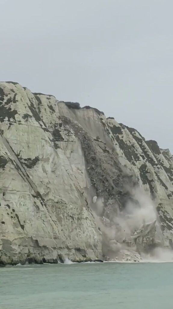 Großer Brocken der weißen Klippen von Dover stürzte ins Meer