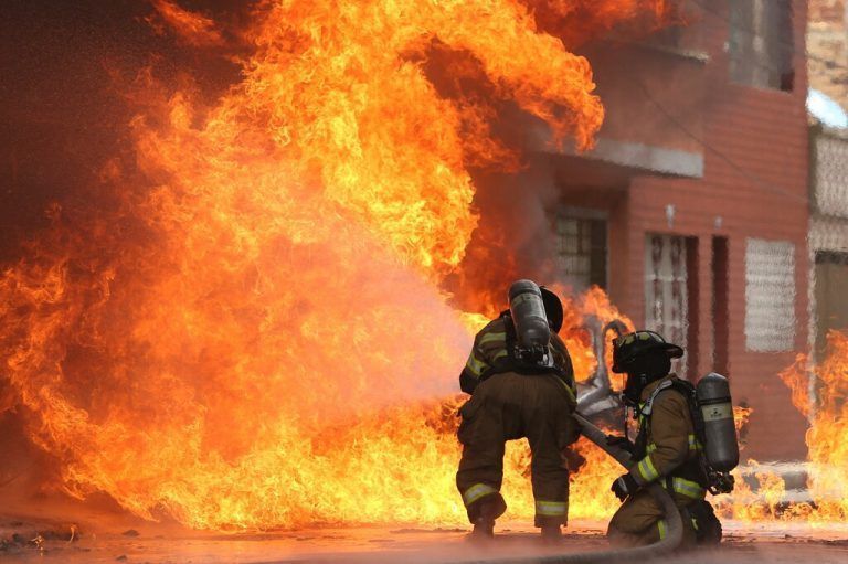 Feuerwehrleute kämpfen nach einer Explosion unbekannter Ursache in einem Viertel in Bogota, Kolumbien, gegen die Flammen. AFP