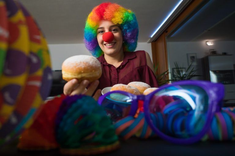Fasching in Coronazeiten: Die VN suchen die schönsten Mäschgerle. »A8