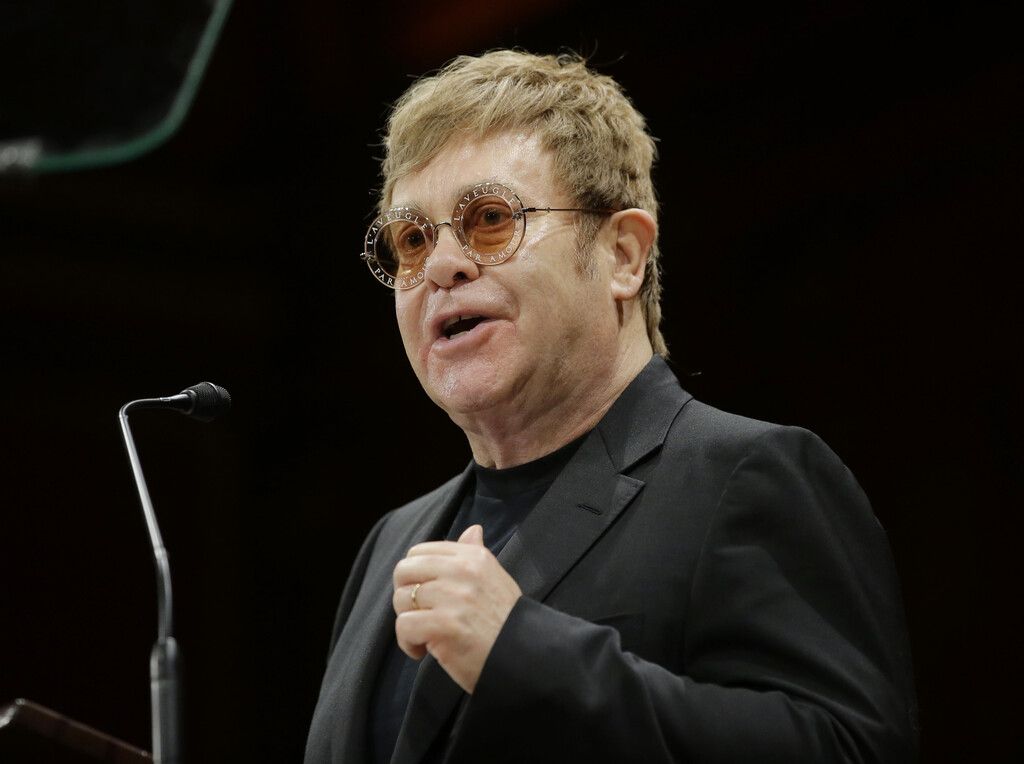 Elton John fordert Hilfe