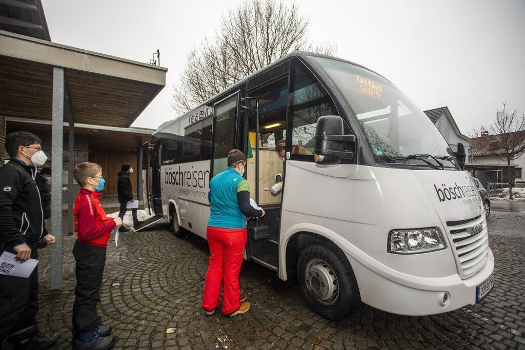 Covid-19-Testbus kurvte am Mittwoch erstmals durchs Land. Bilanz: 400 Tests. »A4