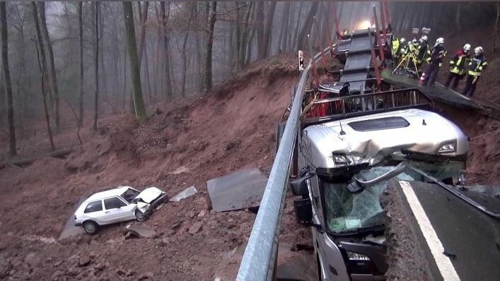 Straße mitsamt Auto eingesackt