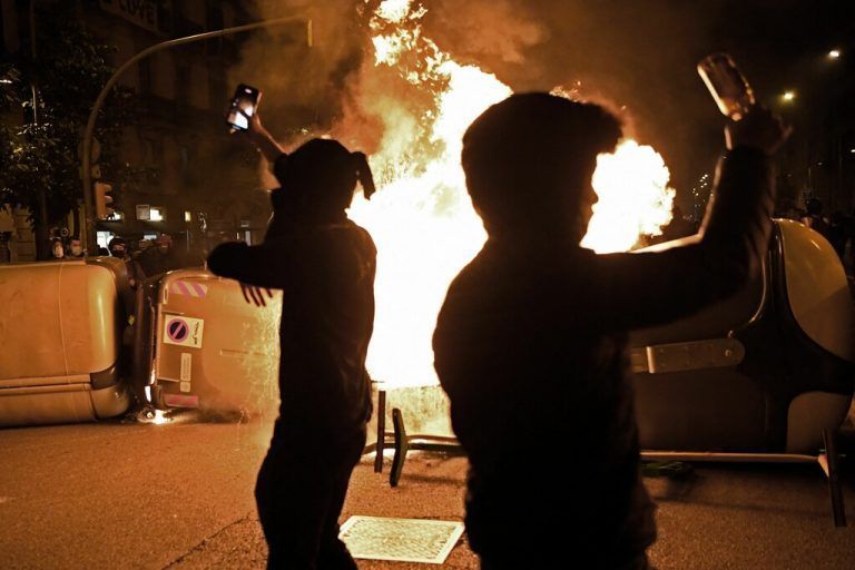 In dem Land kam es bereits zu mehreren Krawallnächten in Folge. In Barcelona waren erneut Tausende auf der Straße.  AFP
