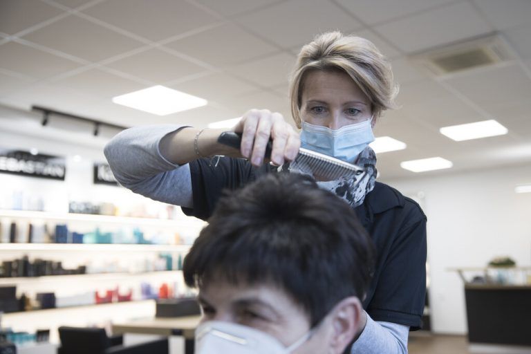 In den öffnenden Branchen werden umfassende Schutzmaßnahmen umgesetzt. APA