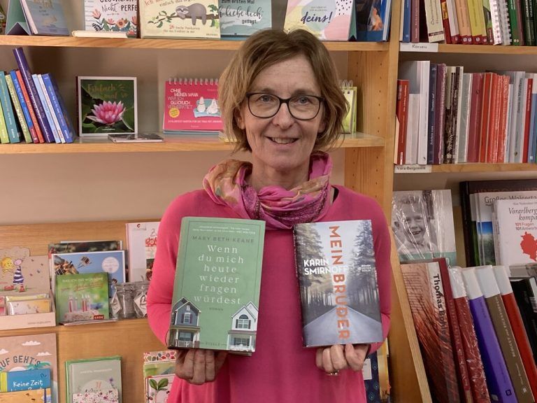 Karin Smirnoff Mein Bruder, Verlag Hanser, 24,70 Euro: Mit Humor und Zärtlichkeit findet die Schriftstellerin eine einfache Sprache für die Verletzungen eines Lebens. Familiendrama auf dem schwedischen Land. Tolles Buch.Mary Beth Kean Wenn du mich heute wieder fragen würdest, Eisele Verlag, 24,70 Euro: Wie ein einziger Moment das Leben vieler Menschen über Jahrzehnte beeinflusst. Ein richtig schöner amerikanischer Familienroman.Trotz großer Seitenanzahl hat mir dieses Buch sehr gut gefallen.Annette Bohle, Daniel Feurstein - Druck, Bücher, Papier, Dornbirn, 05572/22856-18, www.danielfeurstein.at