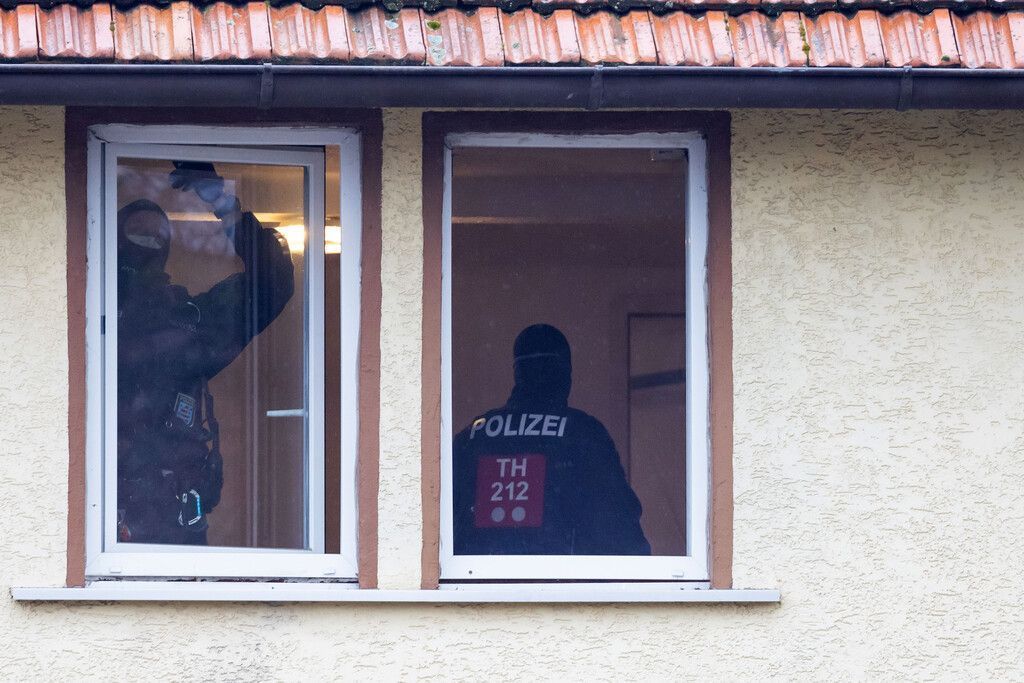 Drogenhandel und Geldwäsche: Razzia gegen Neonazi-Netzwerk
