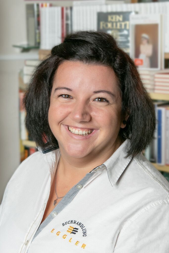Monika Helfer Vati, Hanser Verlag, 20,60 Euro: Ein Mann mit Beinprothese, ein Abwesender, ein Witwer, ein Pensionär, ein Literaturliebhaber. Monika Helfer umkreist das Leben ihres Vaters und erzählt von ihrer eigenen Kindheit und Jugend. Von dem vielen Platz und der Bibliothek im Kriegsopfer-Erholungsheim in den Bergen und von der Armut. Von dem, was sie weiß über ihren Vater, was sie über ihn in Erfahrung bringen kann. Mit großer Wahrhaftigkeit entsteht ein Roman über das Aufwachsen in schwierigen Verhältnissen, eine Suche nach der Herkunft. Ein Erinnerungsbuch, das sanft von Existenziellem berichtet und schmerzhaft im Erinnern bleibt. „Ja, alles ist gut geworden. Auf eine bösartige Weise ist alles gut geworden.“Reinhold Bilgeri Die Liebe im leisen Land, Amalthea, 22,00 Euro: Sie waren doch eigentlich ein stimmiges Paar: Amy, die ehrgeizige Amerikanerin aus gutem Hause, und der Journalist und Arthur Rimbaud verehrende Österreicher Tom. Stürmisch verliebt und einander bedingungslos ergeben heirateten sie. Doch nach und nach zeigen sich Risse, schleichen sich erste Misstöne in die Harmonie ihrer Ehe. Als eine Pandemie auch New York heimsucht und das alltägliche Leben zum Stillstand kommt, ist die Konfrontation mit ihren Problemen unausweichlich. Denn Stille ist nicht immer friedlich. Innere Konflikte, Ängste und Zweifel, Träume und Sehnsüchte kommen ans Licht und werden zur Zerreißprobe für das Paar ...Luca di Fulvio Es war einmal in Italien, Bastei Lübbe, 16,50 Euro: Ein Waisenjunge, der mit seiner Kamera den Blick auf die Welt verändern will. Ein Zirkusmädchen, das für die Politik brennt. Eine Gräfin, die anderen die Freiheit schenkt. Drei Menschen, die das Schicksal im Jahr 1870 nach Rom führt, das pulsierende Herzstück Italiens auf dem Weg zum Nationalstaat. Inmitten dieser Stadt der Verheißungen kreuzen sich ihre Wege, und ihre Träume scheinen wie durch ein magisches Band miteinander verwoben. Doch das schillernde Rom stellt die drei vor ungeahnte Herausforderungen. Als eines Tages ein dramatisches Ereignis die Ewige Stadt erschüttert, drohen sie alles zu verlieren, was ihnen kostbar ist ...Tamara Sieber-Eggler, Buchhandlung Eggler, Feldkirch, 05522/72082, www.buch-eggler.at