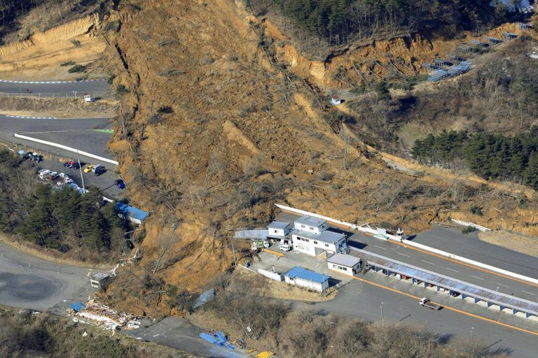 Nach dem Beben ist es in Japan unter anderem zu Erdrutschen gekommen.  AP/Kyodo