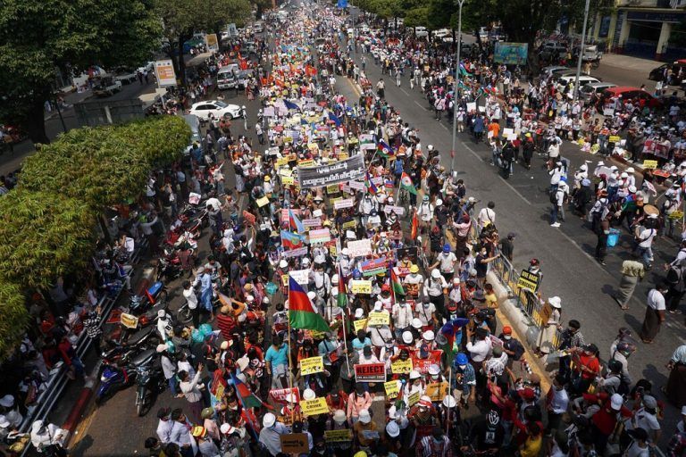 Nach dem Putsch in Myanmar setzen Tausende Demonstranten ihre Proteste gegen das Militär fort. Dieses Foto stammt aus Yangon. AFP