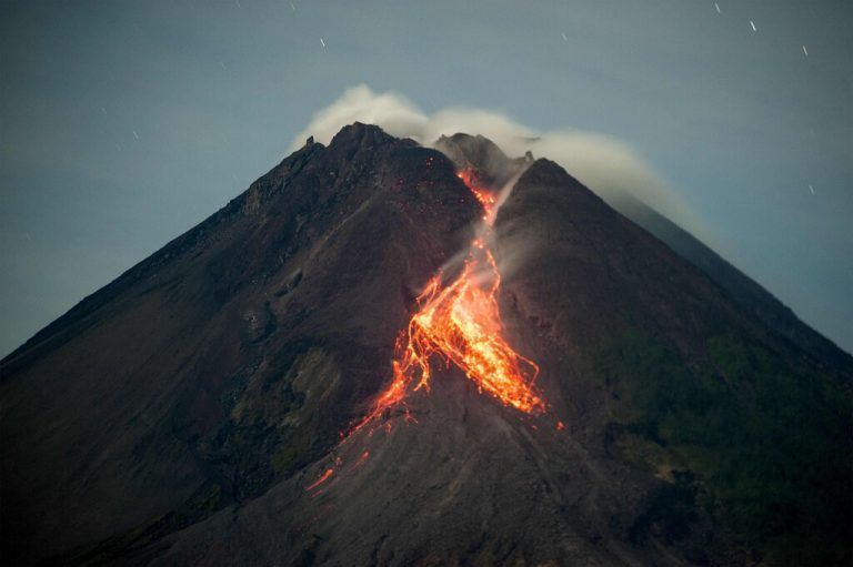 Naturschauspiel an Indonesiens aktivstem Vulkan: Vom Mount Merapi auf Yogyakarta geht ein Lavastrom ab. AFP
