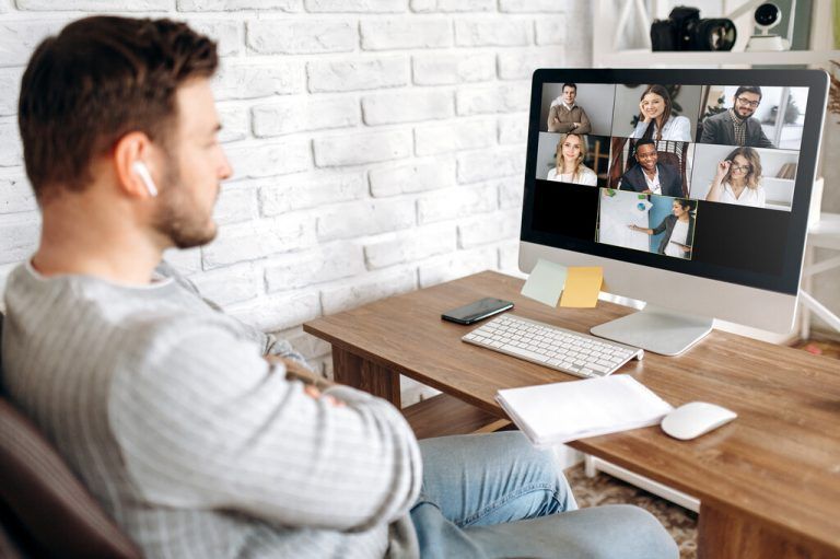 Nicht jeder ist begeistert davon, sich über Zoom zu präsentieren. Shutterstock