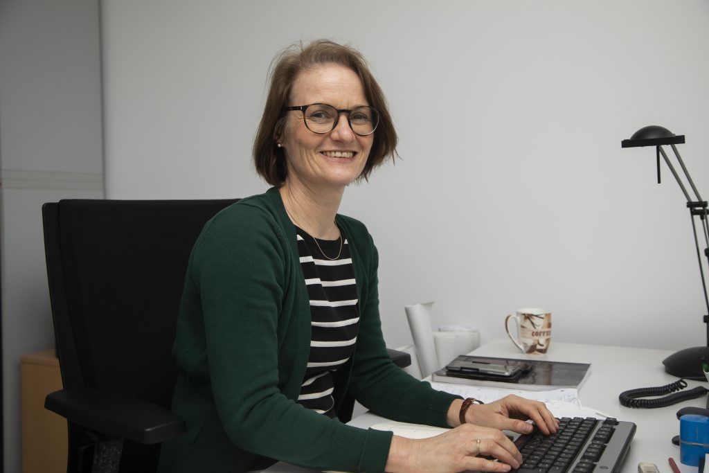 Erschöpfte Eltern und ängstliche Kinder durch Corona