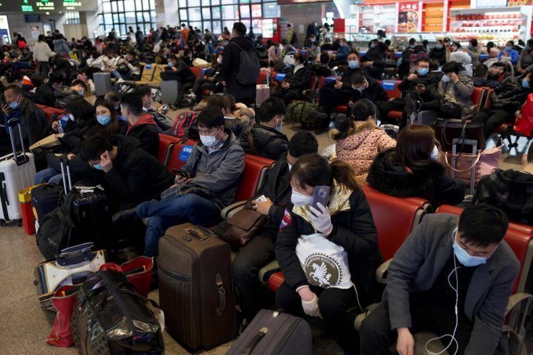 Reiselustige Chinesen am Bahnhof in Peking: Auch Arbeitgeber sind in der Pflicht, ihre Mitarbeiter an einer Heimreise zu hindern. AFP