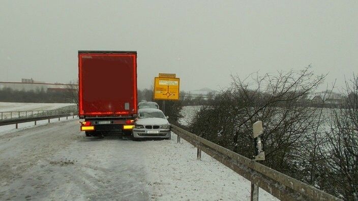 Heldentat am Steuer – Lkw-Fahrer rettet bewusstlose Autofahrerin
